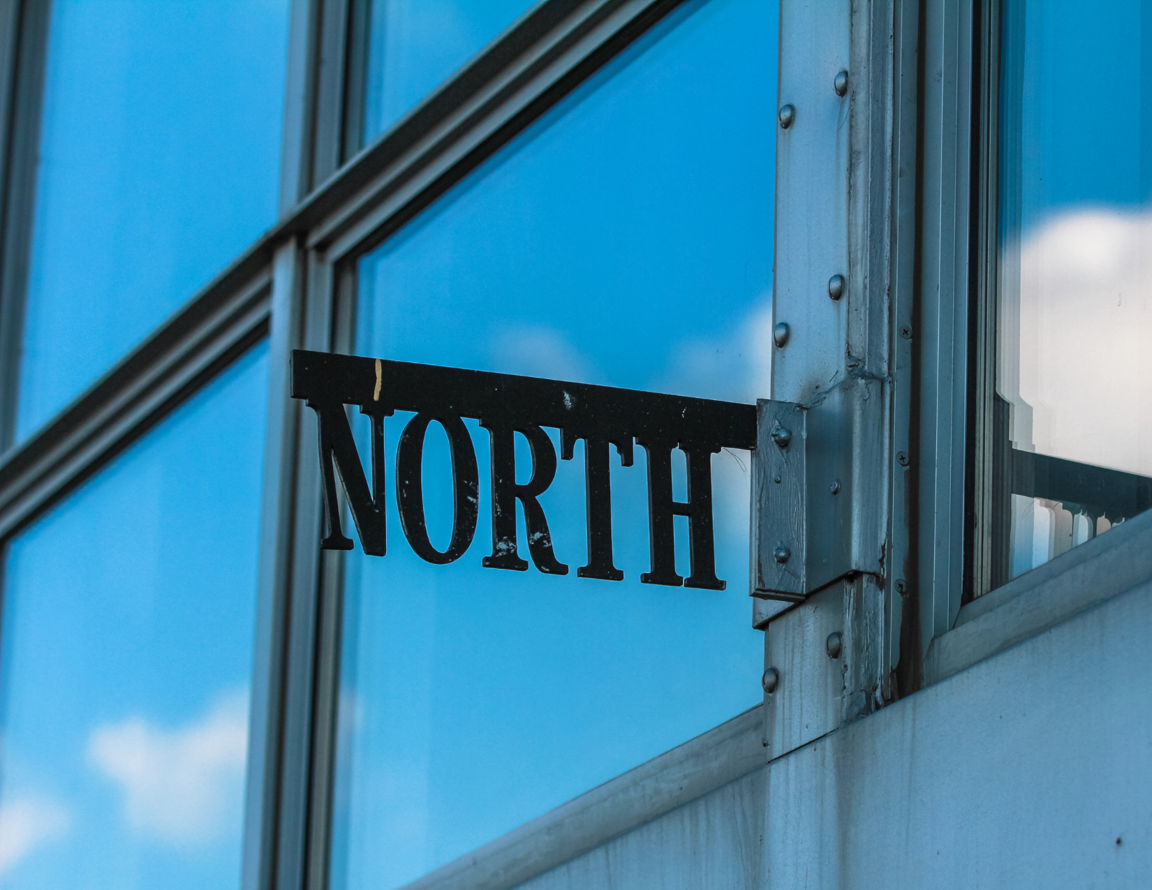 A picture of a sign that says "North"